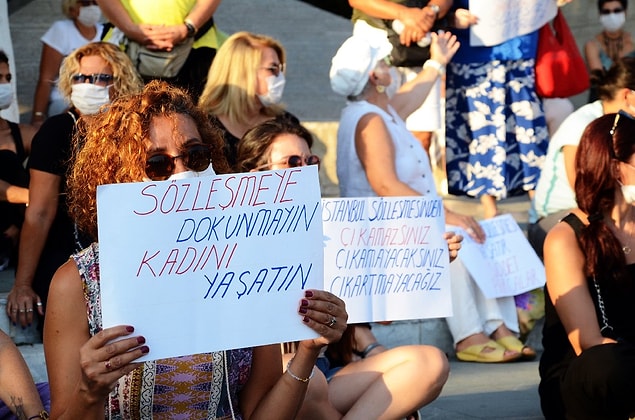 Övüç ardından, “Eylemi görünce durup yanlarına geldim ama bana haksızca tepki gösterdiler, iki yıl önceki konuşmamı yeni diye anlatıyorlar, işte bu cahil kadınlar yüzünden bir şey yapılamıyor, cahiller” diyerek eylem yapan kadınlara tepki gösterdi.
