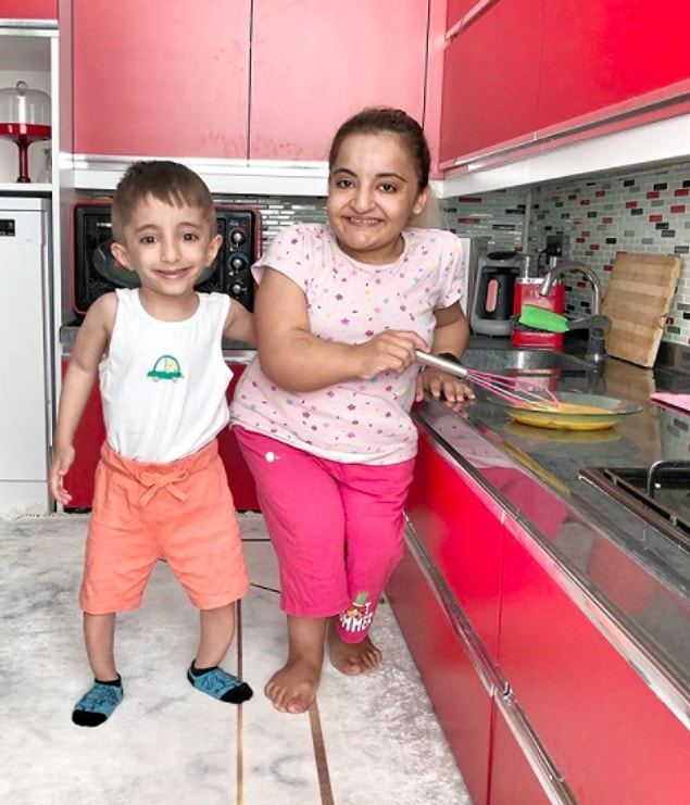 Skolyoz hastası Ayça ve cam kemik hastası Mesut Özeker çiftini birçoğunuz biliyorsunuz. Geçtiğimiz yıllarda da Murat isminde bir çocukları oldu.