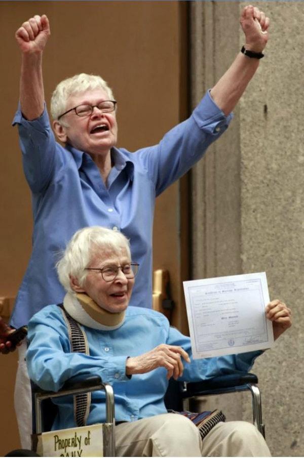 1. New York'ta yasanın çıkmasıyla 2011'de evlenen bir lezbiyen çift.