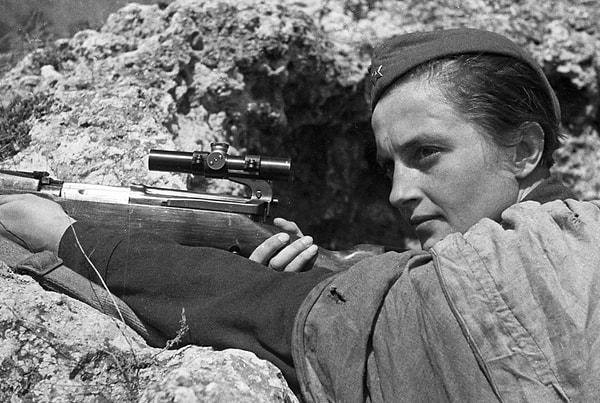 12. İkinci Dünya Savaşı sırasında Sovyet ordusunda keskin nişancı olarak görev yapan Lyudmila Pavlichenko tam 309 kişiyi öldürmüş ve en başarılı kadın keskin nişancı olarak tarihe geçmişti.