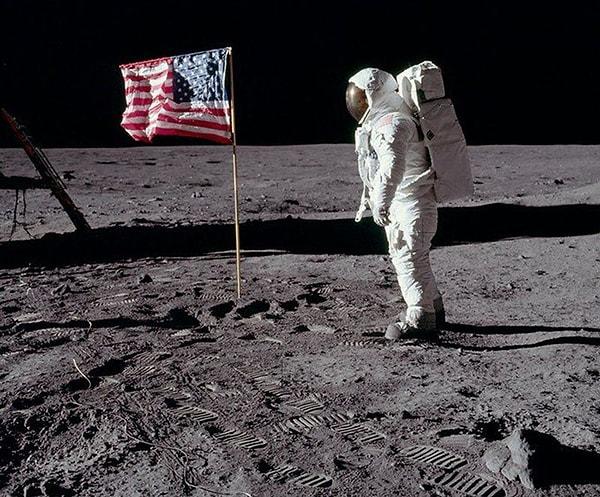 Neil Armstrong, Apollo 11 ile 20 Temmuz 1969 tarihinde Ay'a ilk adım atan kişi olarak biliniyor!