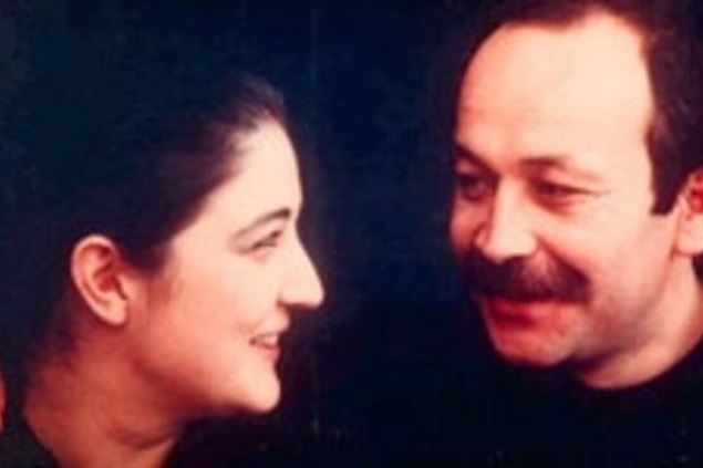 Yukarıda yazılanlar elbette akademik bir makale değil ama tanımlanmış psikolojik şiddet örnekleri. Bu tip adamları hemen çıkartın hayatınızdan canlarım. Ayrıca böyle manyaklarla karşılaştık diye de hayattan ve aşktan vazgeçecek halimiz yok. Kötü günlerin bir karşılığı var, bunu hiç unutmayın. Şuraya da Meral Okay'ın çok sevdiğim bir sözünü bırakıp kaçıyorum.