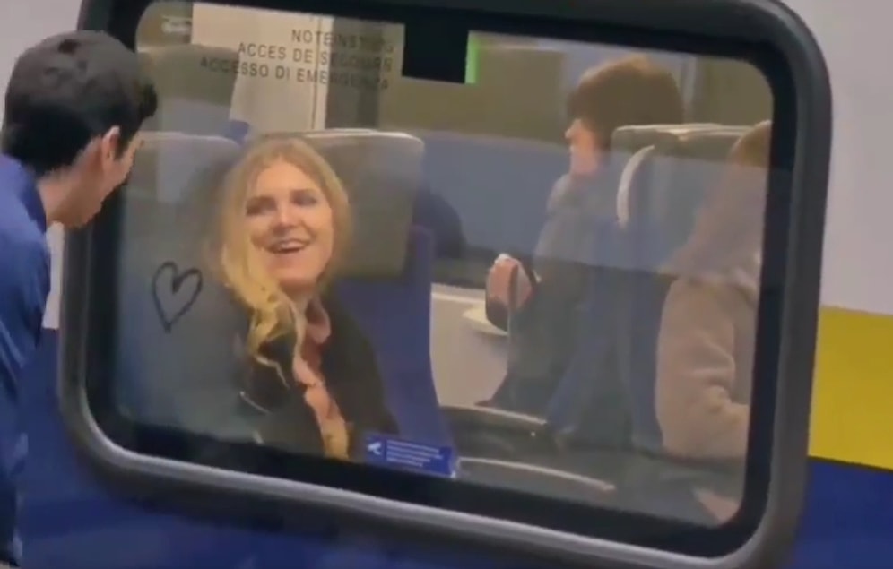 Trene Binen İnsanların Camlarına Kalp Çizerek Sebepsiz Mutluluk Dağıtan Güzel İnsan