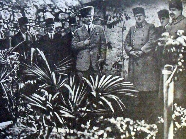 Aradan 18 yıl geçer ve annesinin mezarının başında o günleri hatırlar Atatürk. Gelin isterseniz serbest bırakıldıktan sonra yaşadığı hissi ondan okuyalım.