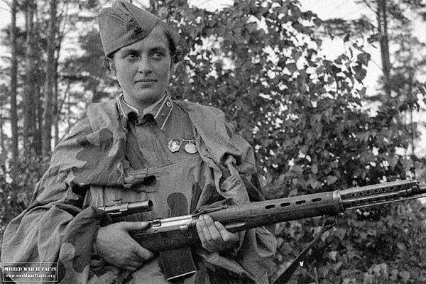 O gün geri çekilmek zorunda kalsalar da, bir gün sonra Lyudmila Alman askerlerinden birini vuracaktı.