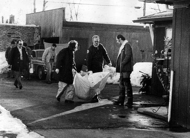 Müfettişler, 'Katil Palyaço' olarak bilinen John Wayne Gacy'nin garaj zemininin altında bulunan cesedin kalıntılarını taşırken.
