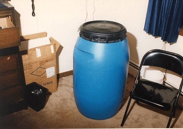 Dahmer'in odasında bulunan kurbanları için kullandığı 57 galonluk bir asit bidonu.