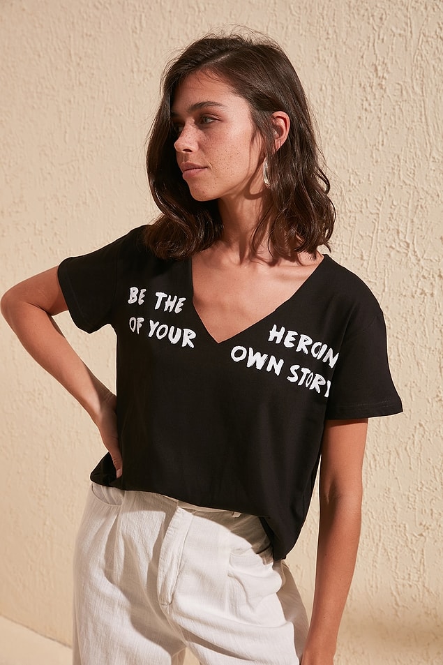 12. V yaka sevenler için harika bir alternatif. Tişört crop top değil ama uzun da değil. Göbeğiniz hafif açıkta kalabilir gibi düşünün...
