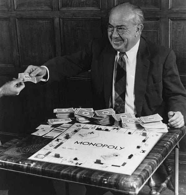 1930'lara gelindiğinde Charles Darrow, Landlord's Game (Ev Sahibi Oyunu) oyununun tekelci modülünü keşfeder ve oyunu kendisinin bulduğu yeni bir oyunmuş gibi piyasaya sürer.