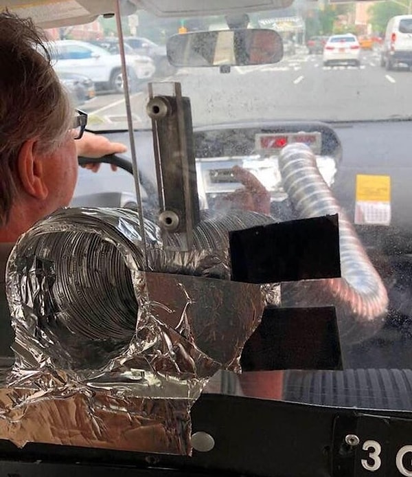 8. Таксист нашел необычное решение для того, чтобы немного освежить пассажиров, которые остались без кондиционера