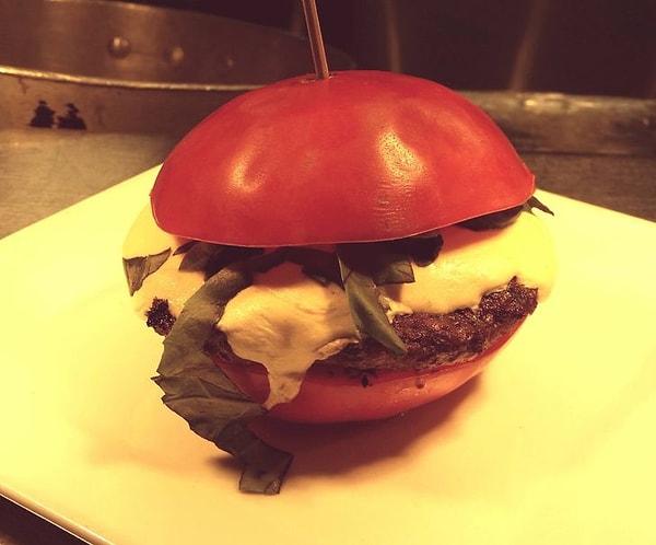 14. «Наш клиент попросил нас положить как можно больше помидоров в его гамбургер, и мы сделали что-то подобное».