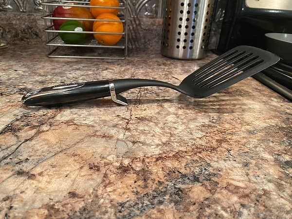 Гений, создавший эту небольшую, но эффективную штуку, которая предотвращает загрязнение столещницы.