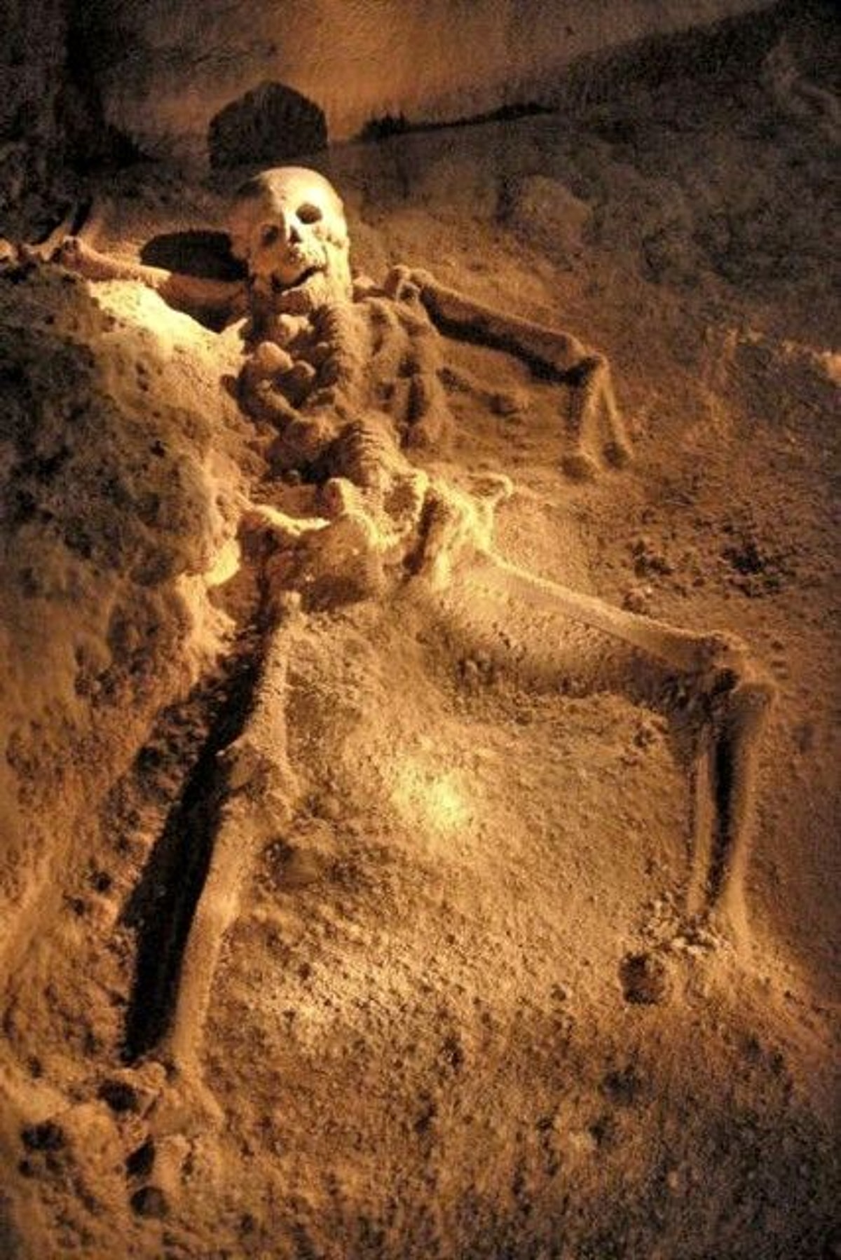 Подземные тоннели земли. Под землей едят человека что. Пещера актун-туничиль-мукналь. Подземное убежище. Под землей.