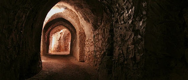 5. Hellfire (Cehennem Ateşi) Mağaraları, İngiltere