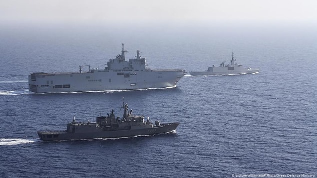 Türkiye'nin tezlerine ve sondaj çalışmalarına karşı çıkan Yunanistan ve Fransa, Akdeniz'de ortak bir tatbikat gerçekleştirdi.