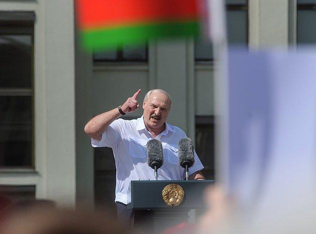 Lukaşenko da kentin başka bir noktasında toplanan destekçilerine bir konuşma yaparak, seçimin yenilenme çağrılarını reddetti. Lukaşenko, protesto gösterilerine katılanları "sıçanlar" diye nitelendirdi.