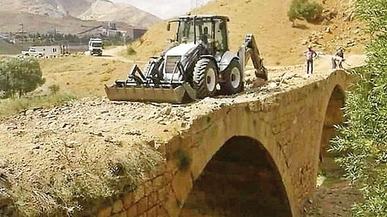 Ülkemizden Bir Restorasyon Örneği Daha: 800 Yıllık Tarihi Kız Köprüsü'ne İş Makinesi Çıkartıldı