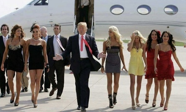 13. Более 24 женщин обвинили Трампа в его неподобающем сексуальном поведении.