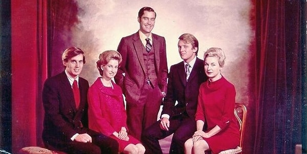 7. Из-за смерти брата он не употребляет сигареты и алкоголь.