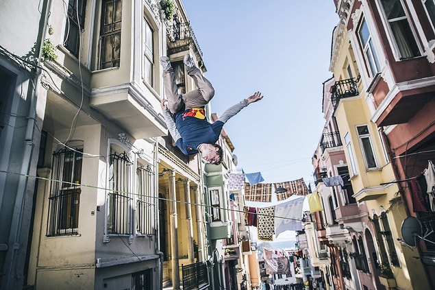 Dünyanın en iyi slackline sporcularından Red Bull sporcusu Alex Mason, İstanbul'un tarihi semti Eminönü'nde çamaşır ipleri arasında.