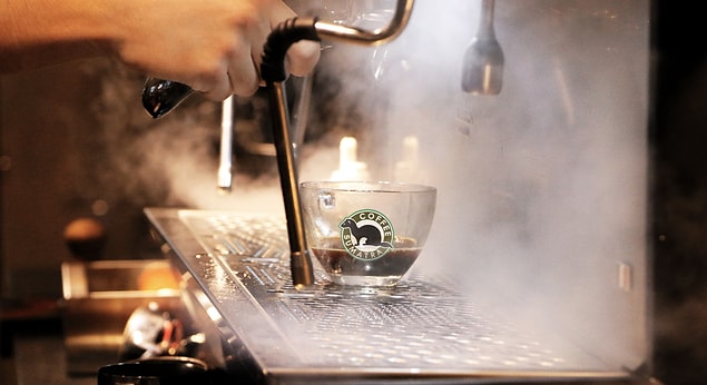 6. %100 Arabica çekirdekleri ve damağınızda yer bırakacak özel karışımları ile Coffee Sumatra en iyi çekirdeklerden özenle son damlasına kadar aynı lezzetle sizlere ürünlerini hazırlıyor.