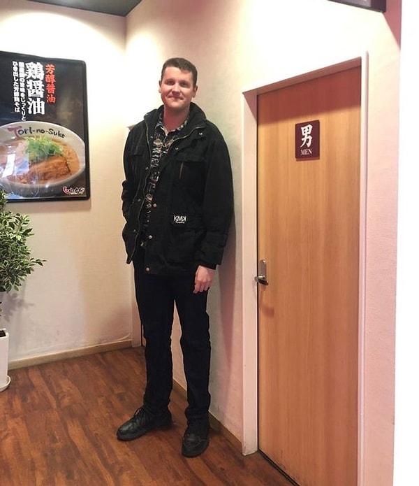 3. "Japonya'da tüm kapılar böyle küçük. Geçmek için eğilmeniz gerekiyor, öyle çoook uzun da olmanıza gerek yok."
