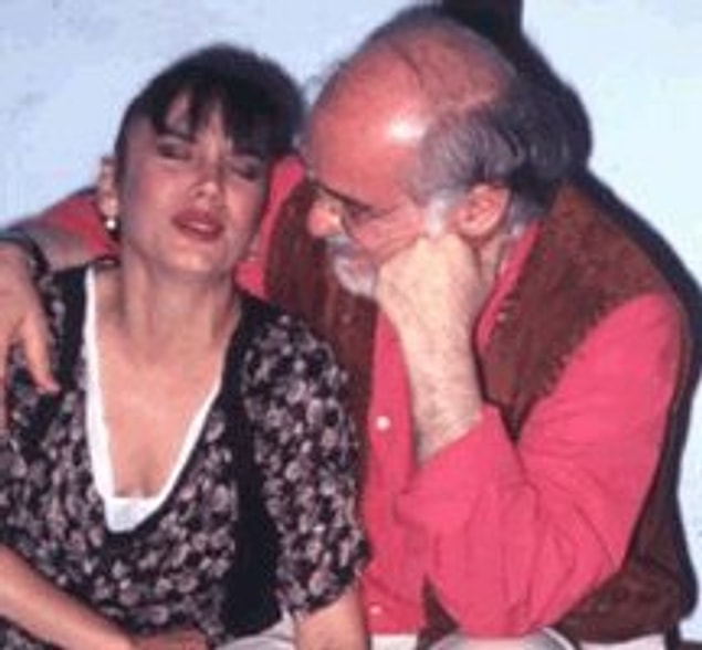 Mesela 25 yıllık yakın dostu Sezen Aksu için yüzünün gözünün şiştiğini, botoks ve estetik sebebiyle kendini mahvettiğini yazmıştı. Fakat Sezen Aksu tam da o sırada ölümcül Cushing sendromunu atlatmış, yapılan tedavi ve kullandığı ilaçlar sebebiyle de yüzünde deformasyon meydana gelmişti.