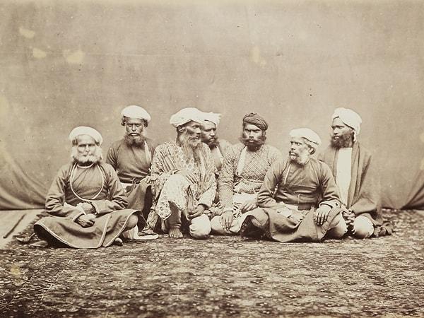 Thuggee topluluğu, 1350'li yıllardan başlayarak 1830'lara kadar Hindistan'da insanları katledip, mallarını çalmış.