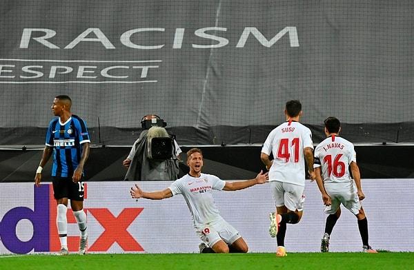 Sevilla, 33. dakikada bir kez daha sahneye çıkan De Jong'un golüyle 2-1 üstünlük yakaladı.