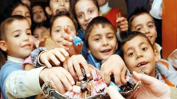 4. Bayramın en büyük şeker tüketicisi olan çocuklar için en dandik şekerler alınır, pahalı olanlar salonda misafire saklanır
