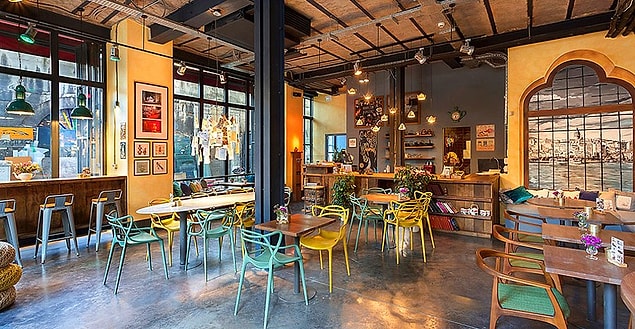 8. Kafe Sahibi