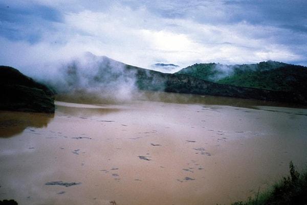 Nyos Gölü'nün yer aldığı bölge, aktif olarak yağış alan bir yer. Bu nedenle toprak kaymaları sık sık meydana gelebiliyor.