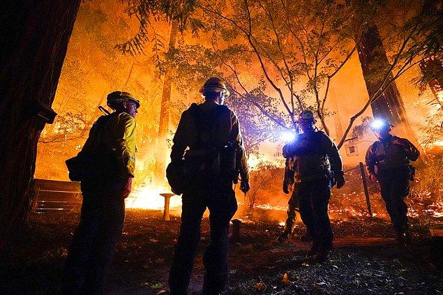 Yangınla mücadelede 12 binden fazla itfaiye görevlisinin çalıştığı belirtildi.
