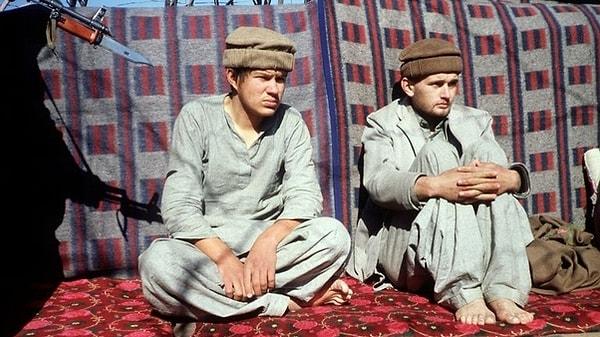 5. Sovyet-Afgan savaşı sırasında yakalanan Sovyet askerleri esir tutuluyorlar.