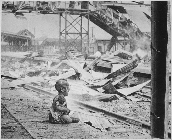 15. Bombalanmış Şanghay'da ağlayan bir bebek.