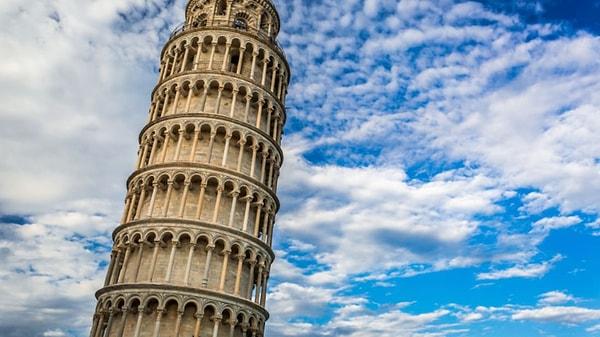12. Pisa Kulesi hangi yöne doğru eğilmektedir?