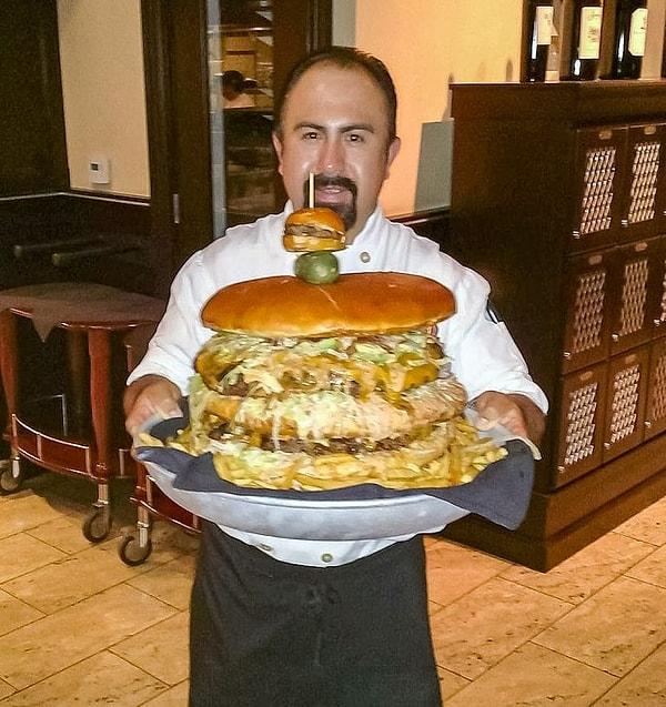 19. Üstündeki standart boyuttaki hamburger sayesinde hamburgerin ne kadar büyük olduğunu anlayabilirsiniz.