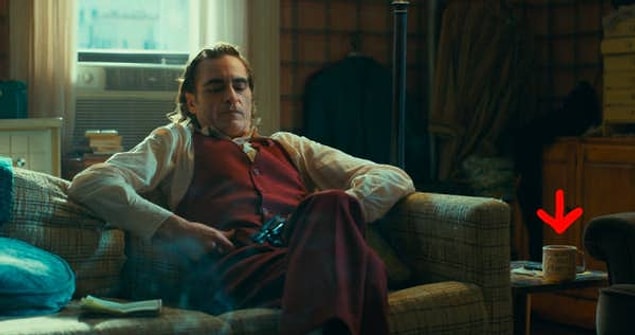 14. 'Joker'de Arthur'un röportaj sahnesinde tüm oturma odasını 'The Murray Franklin Show' setine benzeyecek şekilde kurması ve hatta kupasının üstüne 'Murray Franklin' yazması.