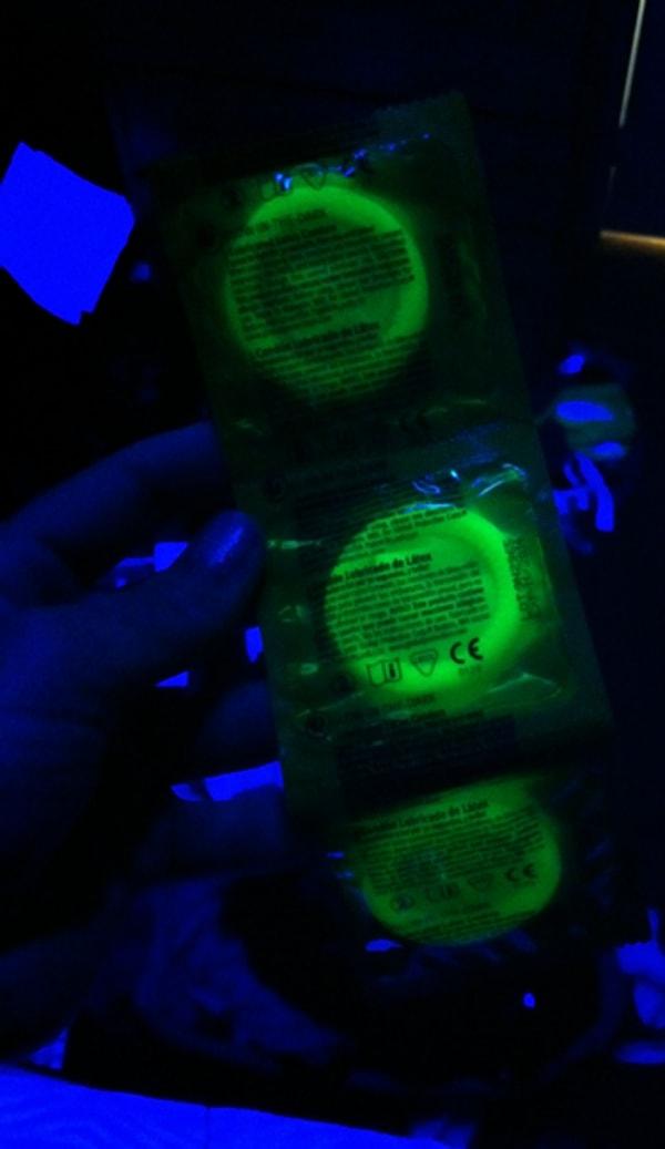 Karanlıkta parlayan neon prezervatifler: