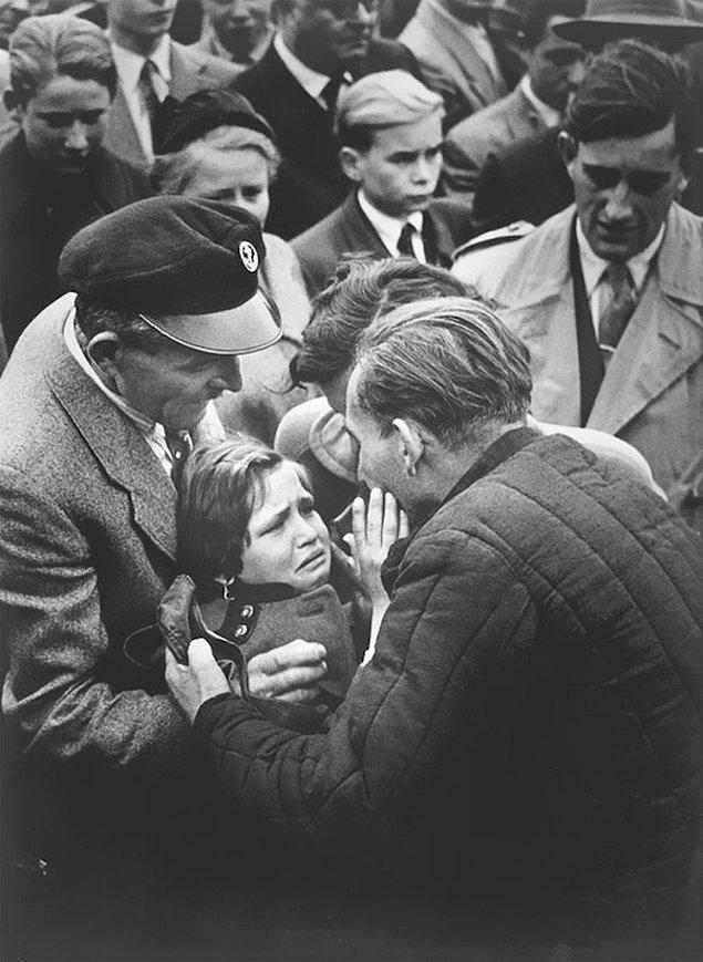 11. Bu çocuk savaşın ardından Alman askeri olan babasıyla 1 yaşından beri ilk kez görüşüyor.