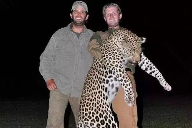 16. Donald Trump'ın oğulları Eric ve Donald Jr. öldürdükleri leopar ile.