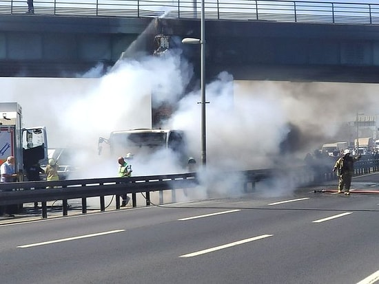 Bakırköy'de Metrobüs Alevlere Teslim Oldu: İtfaiye Ekipleri Yangını Kontrol Altına Aldı