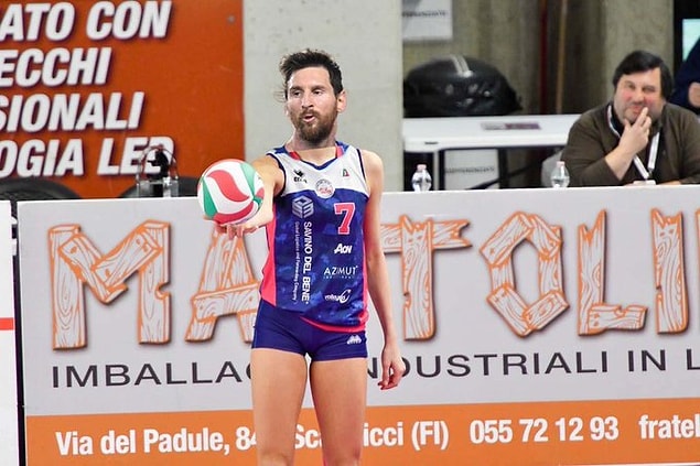 1. İtalyan kadın voleybol takımı Savino Del Bene, Messi'ye voleybolcu olması için çağrı yaptı. 😄