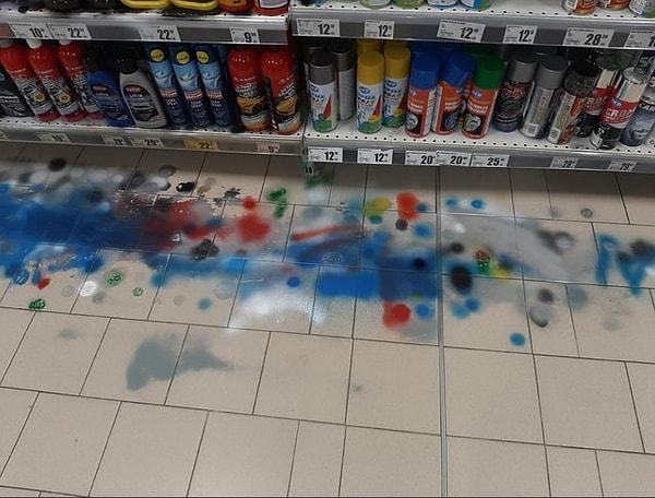 1. Bütün sprey boyaları marketin zemininde deneyen insanlar...