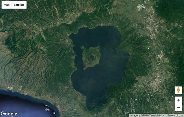 16. Adanın içindeki gölün içindeki adanın içindeki gölün içindeki ada.