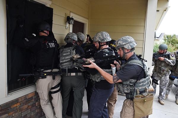Bir anda karşısında SWAT ekibini gören oyuncu ve ev halkı büyük şok yaşıyor.