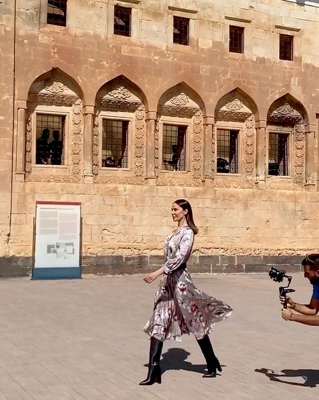 Tarihi İshak Paşa Sarayı gibi pek çok değerli mekanda yapılan ve iki gün sürecek defilelerde pek çok ünlü isim de yer alıyor. Demet Şener,