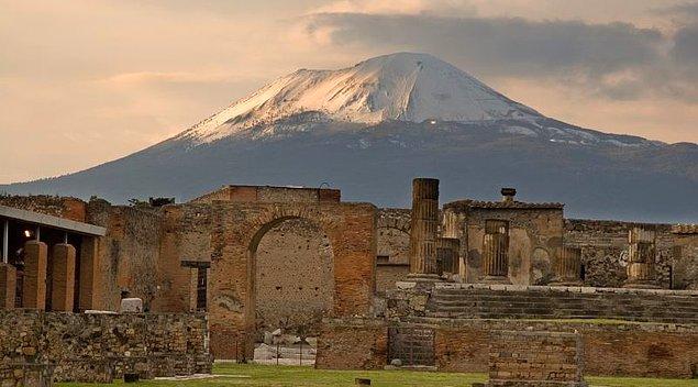 1. Pompeii'de yaşayanların M.Ö. 79 yılına kadar Vezüv'ün bir yanardağ olduğunu bilmedikleri düşünülüyor.
