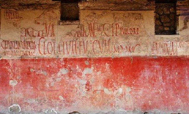 8. Kazılarda çıkarılan yıkıntıların çoğu o dönemden kalma grafittilerle kaplı. Hem de bazıları çok da hoş olmayan kelimelerden oluşuyor.