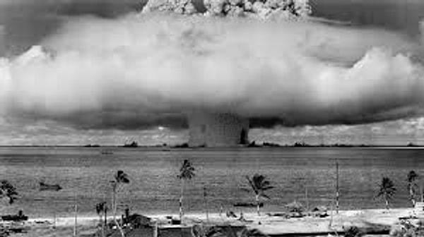 Ağustos 1945'te Nagazaki ve Hiroşima'ya atılana tom bombaları savaşın sonunu getirmiş, Japon İmparatorluğu teslim olmuştu.